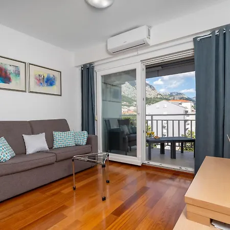 Mlinarevic - Beachfront Apartment *