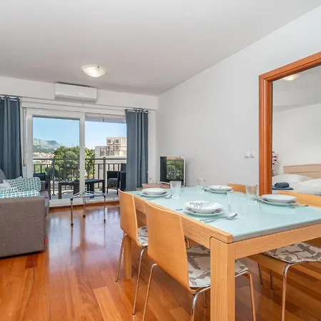 Apartment Mlinarevic - Beachfront Apartment Makarska