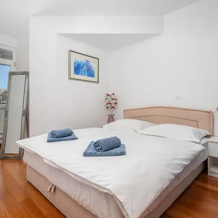 Mlinarevic - Beachfront Apartment *