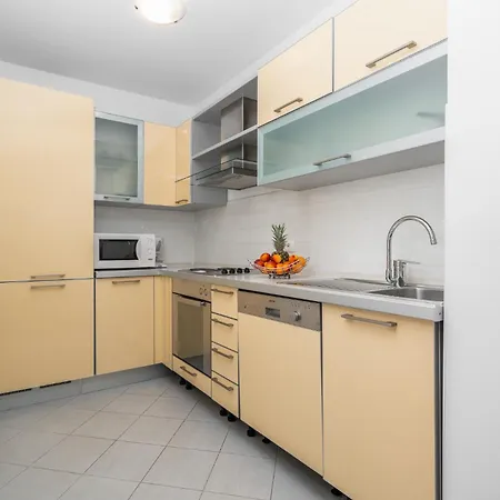 Mlinarevic - Beachfront Apartment * Makarska